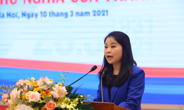 Chị Chu Hồng Minh, Bí thư Thành đoàn Hà Nội tham luận với chủ đề “Ứng dụng công nghệ thông tin, mạng xã hội trong giáo dục lý tưởng cách mạng, đạo đức, lối sống cho thanh thiếu nhi”.