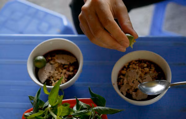 Nhiều người dân vẫn ăn tiết canh hàng ngày