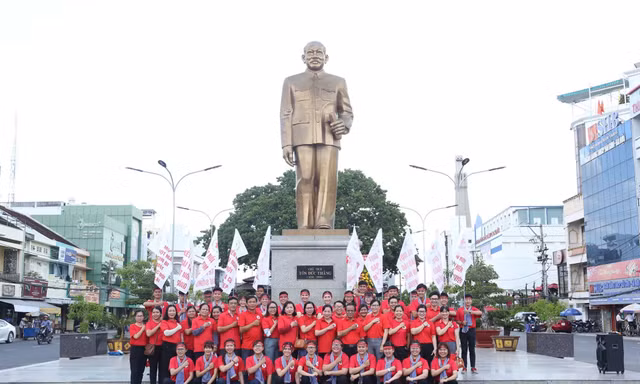 Nhiều hoạt động ý nghĩa của Hành trình Đỏ tại quê hương Bác Tôn