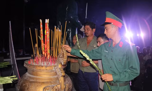 Hàng nghìn bạn trẻ ở ĐBSCL tri ân anh hùng liệt sỹ