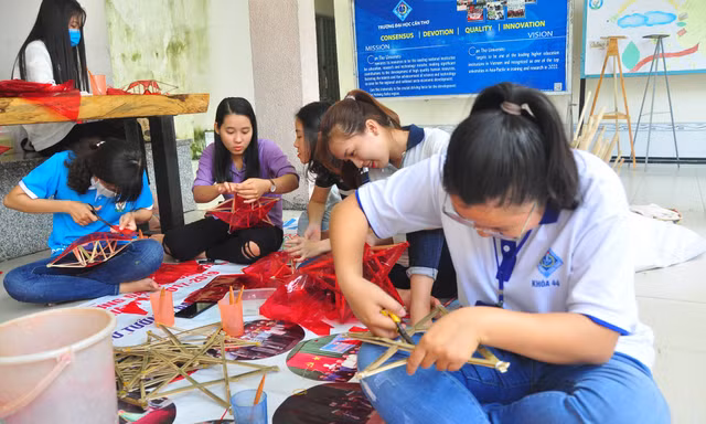 Sinh viên tự tay làm lồng đèn tặng trẻ em vùng sâu vui trung thu