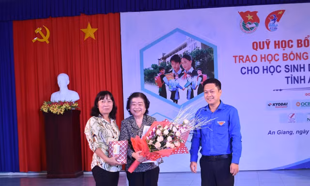Học bổng Vừ A Dính tiếp sức học sinh dân tộc Chăm ở An Giang