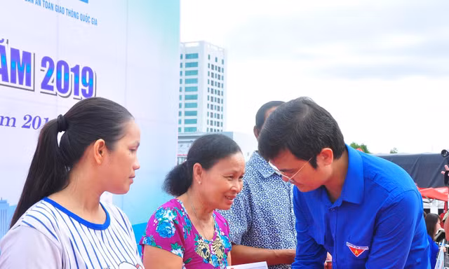 Bí thư Trung ương Đoàn Bùi Quang Huy tặng quà cho gia đình nạn nhân ị tai nạn giao thông. Ảnh: Hoà Hội