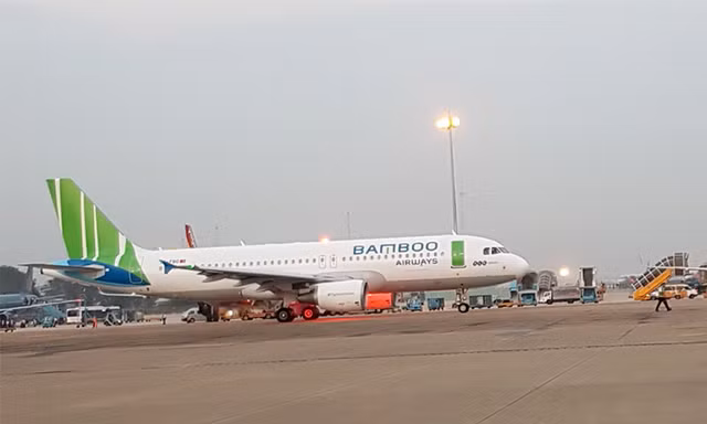 Khách tự ý mở cửa thoát hiểm tàu bay, khiến chuyến bay của hãng Bamboo Airways bị chậm giờ so với kế hoạch. Ảnh minh hoạ.