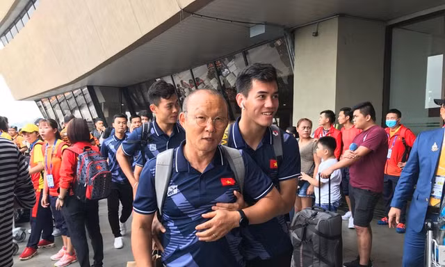 Đội tuyển U22 Việt Nam đã ra sân bay ở thủ đô Manila làm thủ tục lên chuyến chuyên cơ về nước.