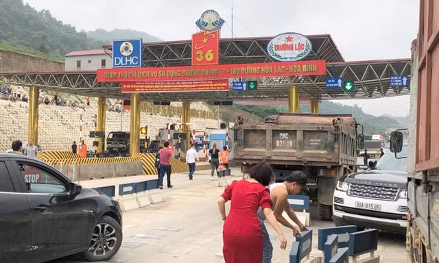 Người dân tập trung phản đối trạm thu phí BOT Hòa Lạc - Hòa Bình gây ùn tắc, khiến nhà đầu tư phải xả trạm