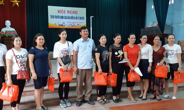 Người mới tham gia BHXH tự nguyện được tặng quà tại Hội nghị tuyên truyền về chính sách này tại Bắc Ninh.