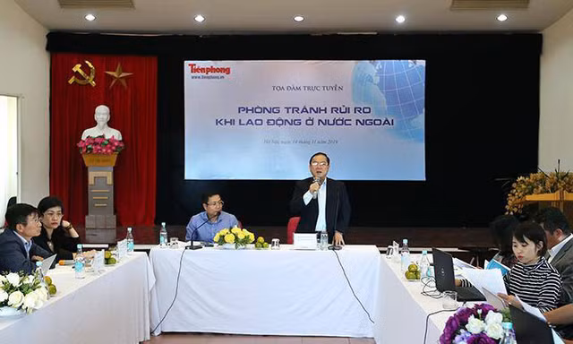 Nhà báo Lê Xuân Sơn, Tổng Biên tập Báo Tiền Phong phát biểu khai mạc Tọa đàm - Ảnh: Hoàng Mạnh Thắng