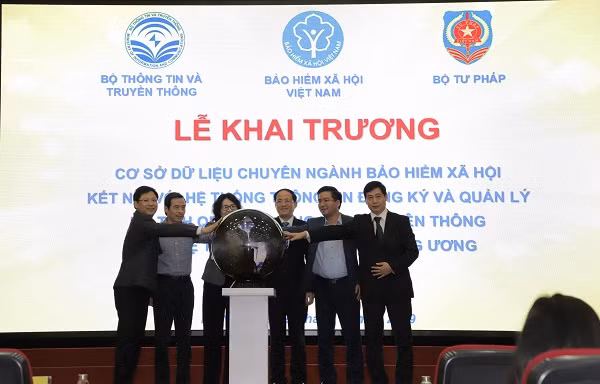 Lãnh đạo, đại diện các bộ, ngành thực hiện nghi thức khai trương Hệ thống