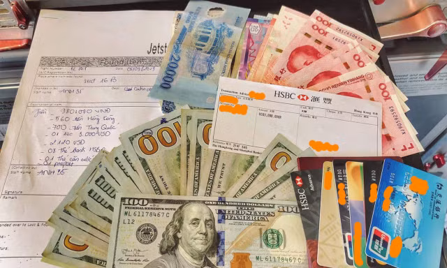 Tài sản trị giá hơn 125 triệu đồng được trả lại hành khách nước ngoài bỏ quên.