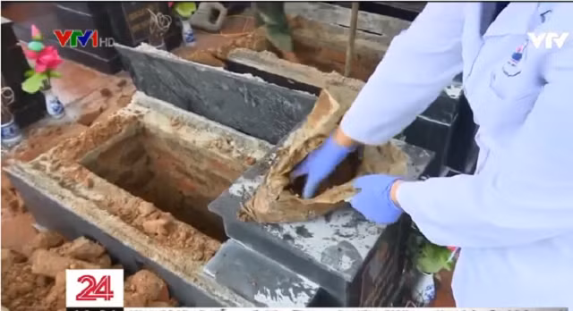 Khai quật 13 ngôi mộ liệt sỹ để xác định danh tính, nhưng bất ngờ phát hiện các mộ đều không có hài cốt. Ảnh: VTV.