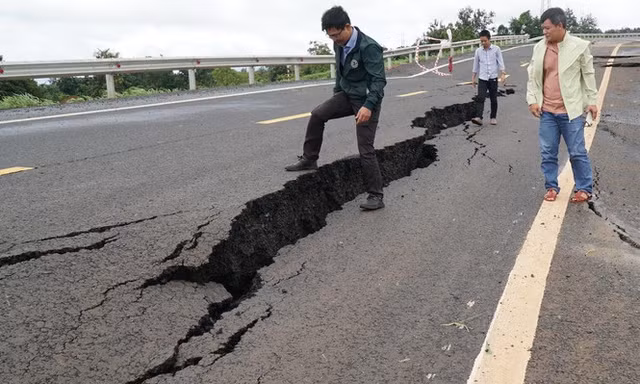 Dự án đường Hồ Chí Minh tránh Chư Sê vừa hoàn thành, đang chờ nghiệm thu đã sụt lún, hư hỏng.