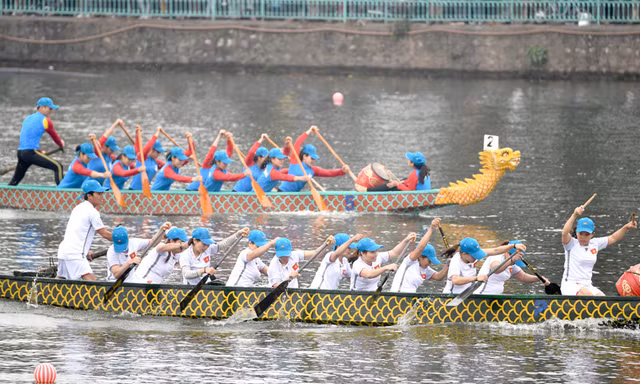 Các đội thi tài tại Lễ hội Bơi chải Thuyền rồng Hà Nội mở rộng năm 2019.