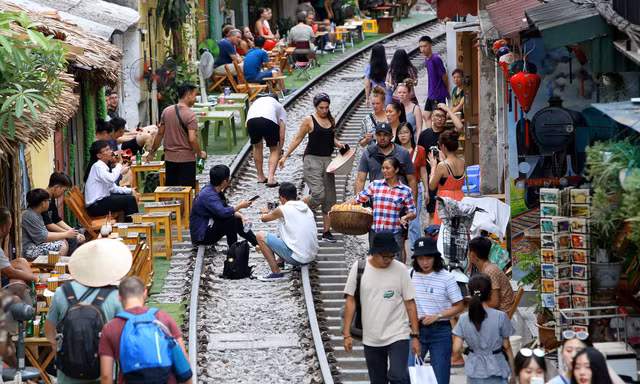 Các hộ kinh doanh cà phê xâm phạm hành lang an toàn đường sắt. Ảnh: Hữu Nghị/Dân Trí