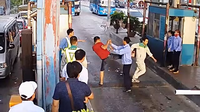Tài xế gây sự phản đối trạm thu phí BOT Tân Đệ hồi tháng 5/2018.