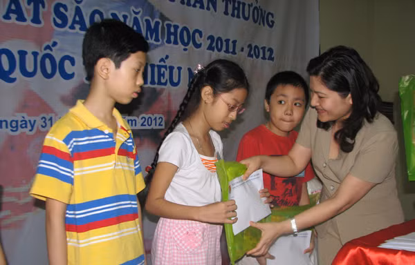 Bí thư T.Ư Đoàn Nguyễn Thị Hà trao học bổng cho thiếu nhi