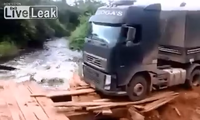 Hãi hùng đoàn xe tải 'siêu trọng' vượt cầu gỗ nát