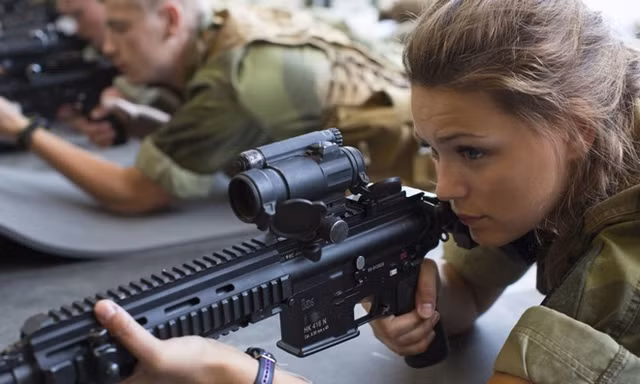 Na Uy là thành viên đầu tiên của NATO yêu cầu phụ nữ tham gia nghĩa vụ quân sự như nam giới. Trong ảnh là nữ binh sĩ thuộc lữ đoàn thiết giáp tại Setermoen, miền bắc Na Uy. 