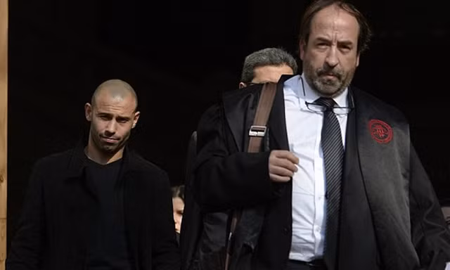 Javier Mascherano (trái) đến tòa án hôm 21/1. Cầu thủ này bị cáo buộc hai tội danh trốn thuế vào năm 2011 và 2012, với số tiền tổng cộng khoảng 1,75 triệu đôla đánh trên thu nhập từ quảng cáo. 
