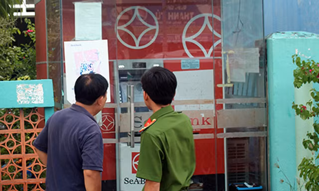 Cảnh sát khám nghiệm hiện trường máy ATM bị trộm. Ảnh: Hồ Nam.