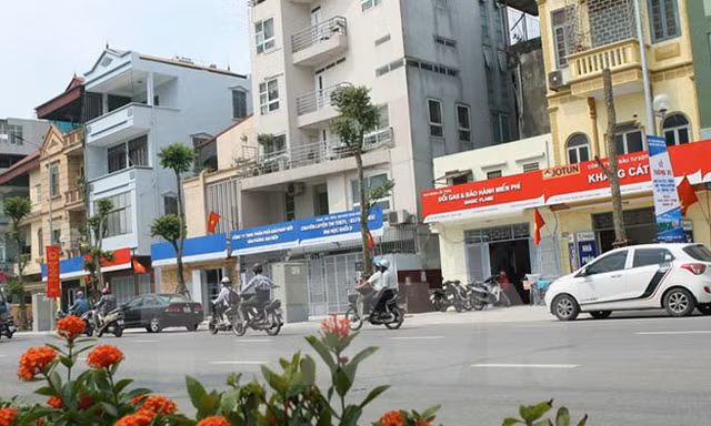 Biển hiệu "đồng phục" trên đường Lê Trọng Tấn. Ảnh: Huy Hùng/TTXVN.