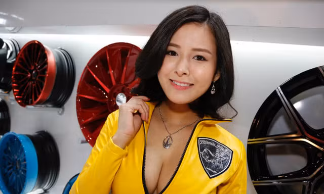 Người đẹp với khuôn mặt trái xoan, vòng 1 bốc lửa và nụ cười duyên dáng tại Tokyo Auto Salon 2016.