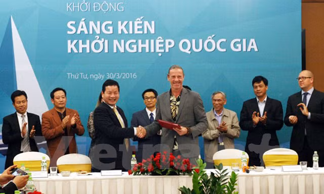 Ông Trương Gia Bình (FPT) và đối tác ký hợp tác thành lập VIISA. Ảnh: T.H/Vietnam+.