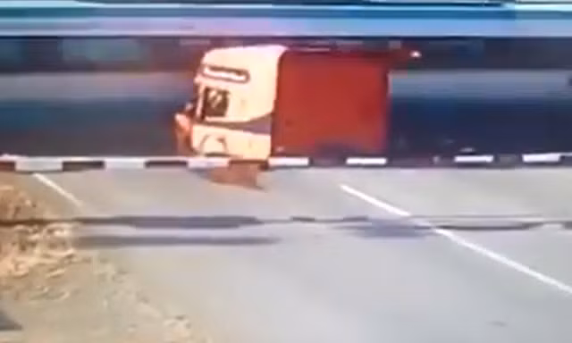 Kinh hoàng tàu hỏa đâm lìa đầu xe container