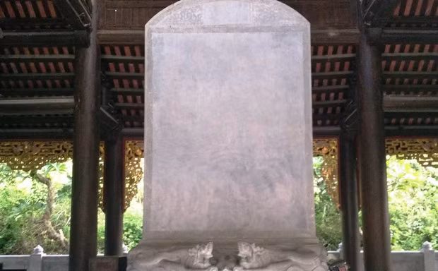 Bia đá đặc biệt này được đặt tại chùa Bái Đính, xã Gia Sinh, huyện Gia Viễn, Ninh Bình. Bia đá này nằm cạnh những bia hậu của ngôi chùa nắm giữ nhiều kỷ lục của Đông Nam Á, Châu Á và Việt Nam.