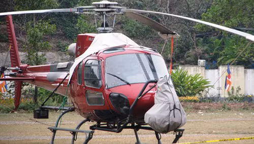 Ngày 17/3, chiếc AS 350B3 vẫn đỗ tại Cảng quốc tế Tuần Châu. Ảnh: Minh Cương.
