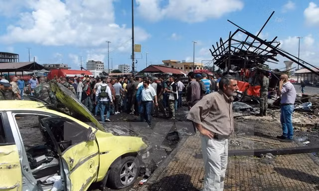 Hiện trường vụ nổ bom ở thành phố Jableh, Syria ngày 23/5 vừa qua. Ảnh: AFP/TTXVN.