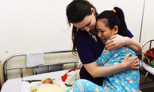 Sản phụ Nga cảm động khi gặp lại ân nhân - nữ bác sĩ người Anh Fiona Sutton. Ảnh: Đoàn Nguyên.