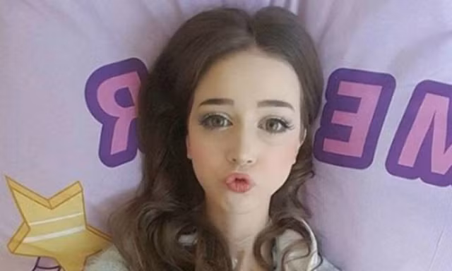 Cô gái Hannah với kiểu trang điểm như búp bê. Ảnh: Mirror.