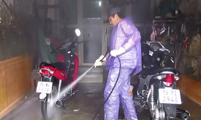 Dịch vụ rửa xe, cắt tóc đông nghịt khách