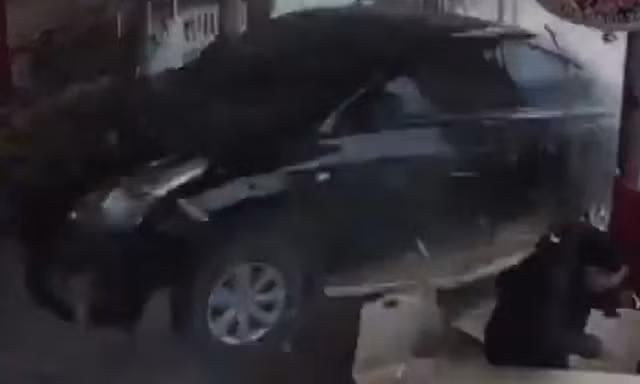 Hãi hùng ô tô mất lái, đâm hàng loạt người trong quán ăn