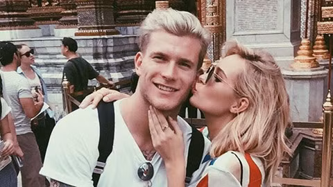 Thủ thành người Đức - Loris Karius đã trúng tiếng sét ái tình khi gặp chân dài đồng hương Annelie Alpert vào năm ngoái. Nếu cô bồ cao 1m72 đã là một cái tên quen thuộc ở làng mẫu châu Âu thì Karius mới chỉ nổi tiếng ở phạm vi nước Đức.