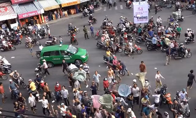 Hàng trăm người Sài Gòn giành giật tiền lẻ cúng cô hồn