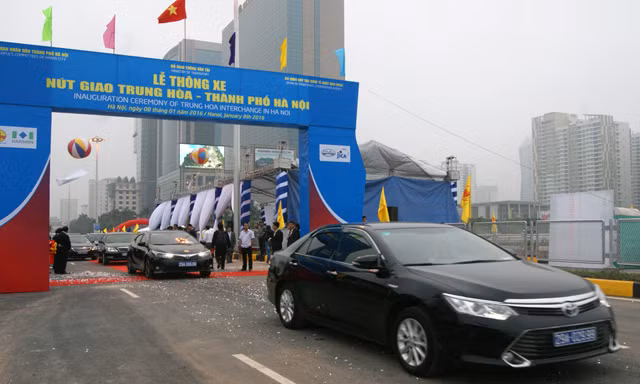 Việc đưa vào sử dụng 2 hầm chui nghìn tỷ đồng ở 2 cửa ngõ phía Tây Thủ đô sẽ góp phần giảm ùn tắc giao thông tại những nút giao này. 
