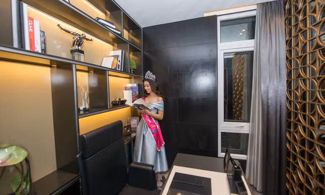 Hoa Hậu Đỗ Mỹ Linh khám phá căn hộ mẫu River City. 