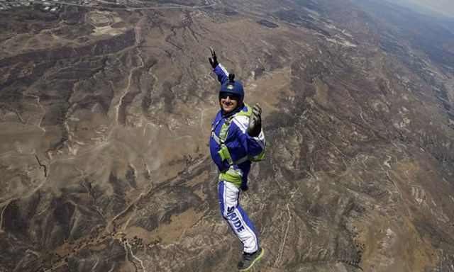 Luke Aikin trong các buổi tập trước cú nhảy không dù ở độ cao 7.500m. Ảnh: AP.