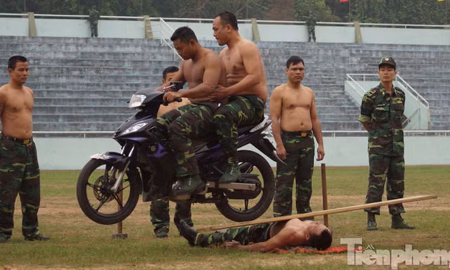 Biên phòng Việt Nam trình diễn khí công tuyệt đỉnh