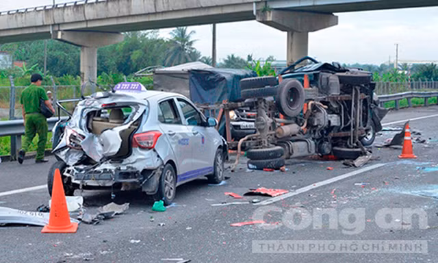 Hiện trường tai nạn trên cao tốc Trung Lương - TP.HCM sáng 28/9/2015.