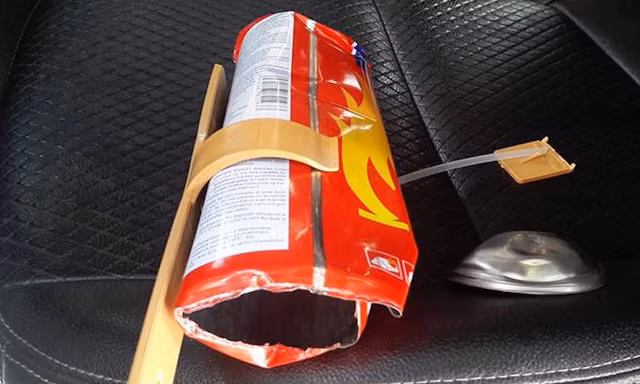 Phần đáy của bình cứu hoả bung hẳn ra.
