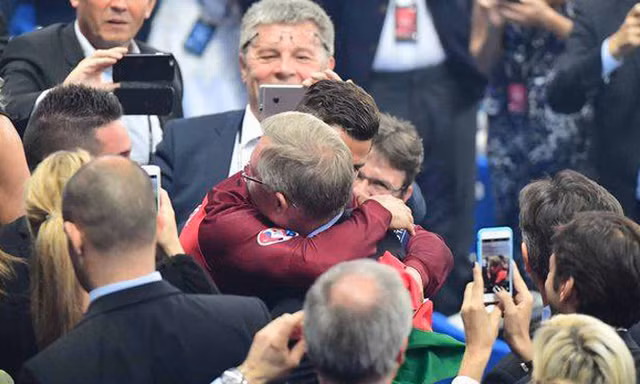 Vô địch EURO, Ronaldo được Six Alex khen nức nở