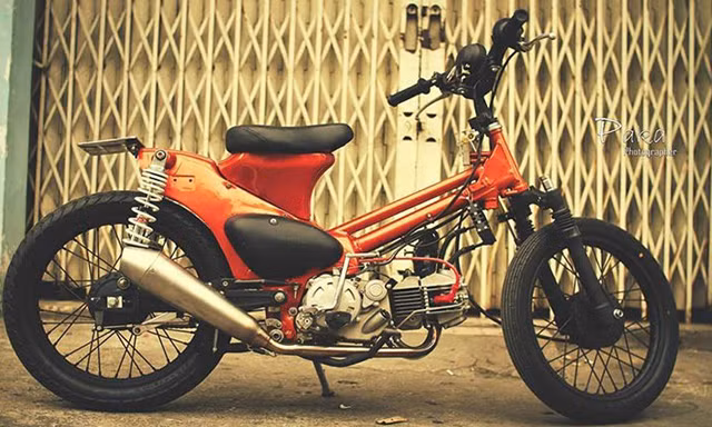 Huyền thoại Honda Super Cub đời cũ được một biker tại Việt Nam độ lại với phong cách Bobber đầy chất "bụi bặm" và cá tính.