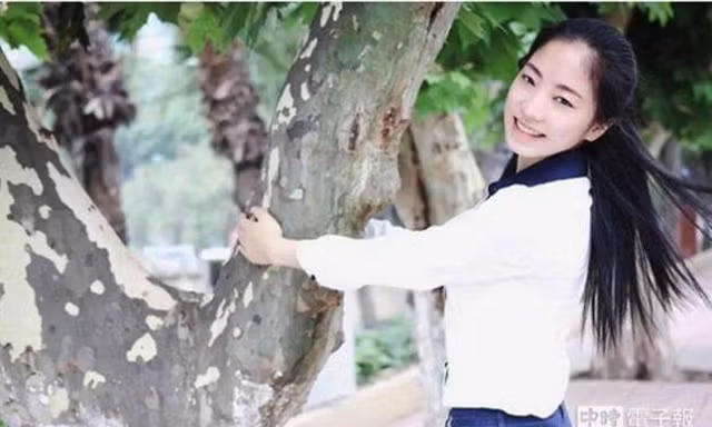 Phàn từng làm hướng dẫn du lịch nhưng tiền kiếm được không đủ mua nhà cho bố mẹ cô.