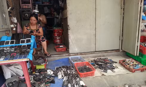 Bên trong chợ điện thoại cũ ở Sài thành