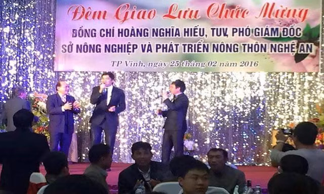 Ông Hoàng Nghĩa Hiếu (thứ hai từ phải sang) tại bữa tiệc mừng nhậm chức.