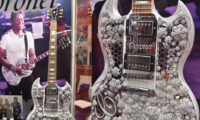 Đàn guitar nạm vàng và kim cương đắt giá nhất thế giới