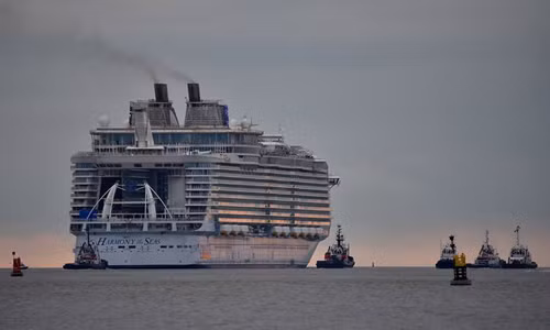 Bản hòa âm của biển cả (Harmony of the Seas) đang là con tàu du lịch hạng sang lớn nhất hiện nay, xuất xưởng ngày 12/5 sau hơn 2,5 năm chế tạo. Để hoàn thành con tàu, hơn 2.500 công nhân đã làm việc liên tục trong 10 triệu giờ.